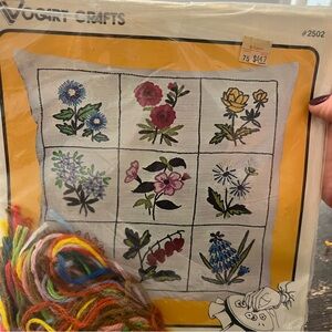 Vtg Vogart Creative Stitchery Flower GARDEN VARIETY Pillow Kit 13 x 13"